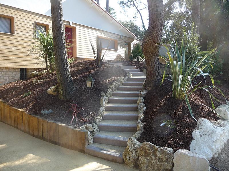 Comment aménager un jardin atypique ? Jardin en terrasses, en damier, en labyrinthe…