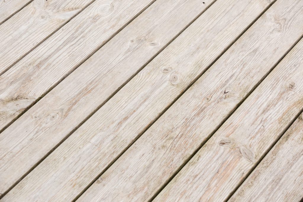 lames de bois vissées au sol pour une terrasse extérieure