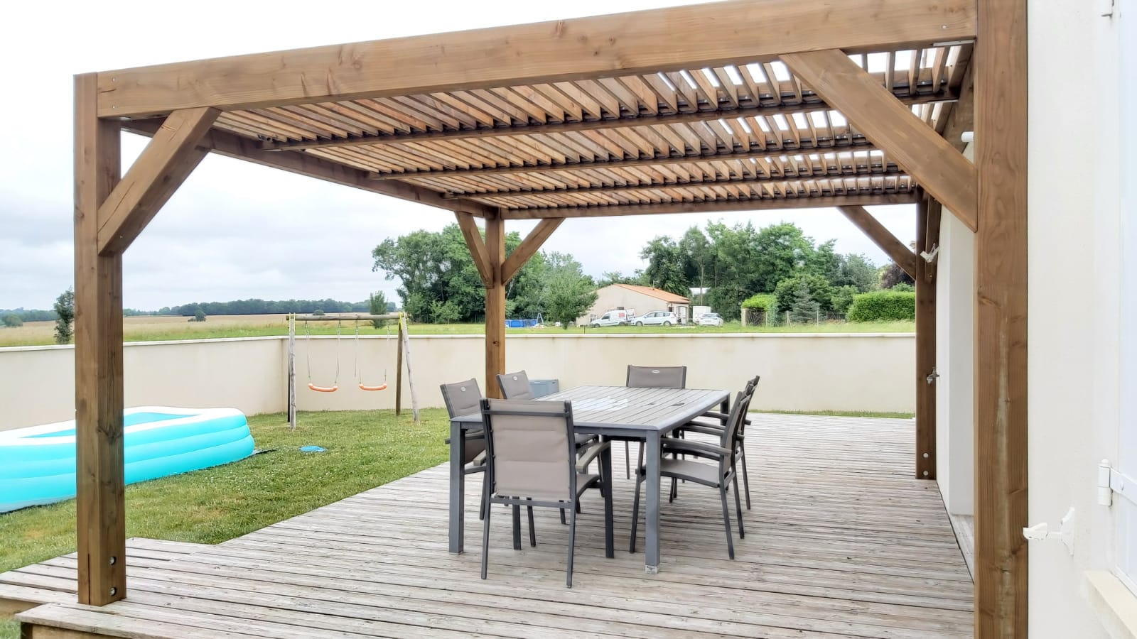 Tout savoir sur la pergola en bois : types, essences, réglementation, budget…