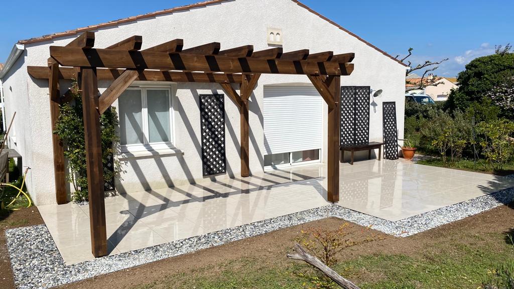 pergola adossée bois mur maison jardin royan