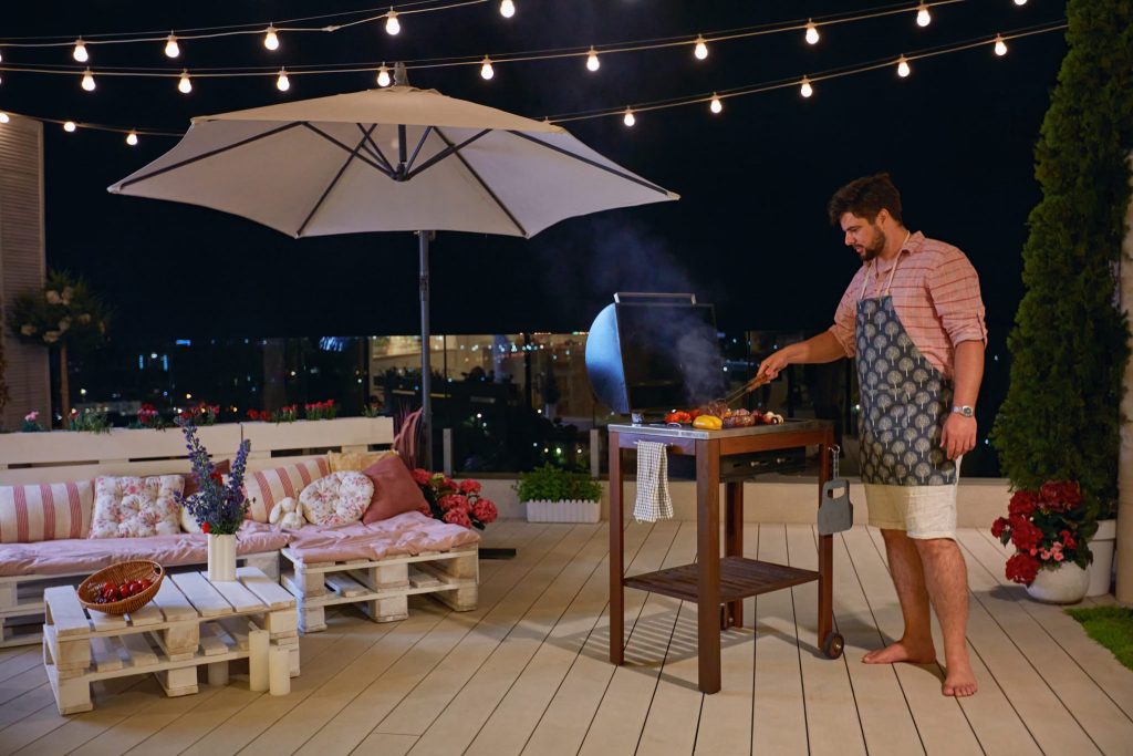 éclairage terrasse guirlandes parasol barbecue soirée été