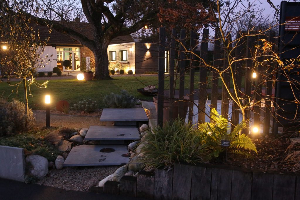 bornes lumineuses LED massif extérieur jardin